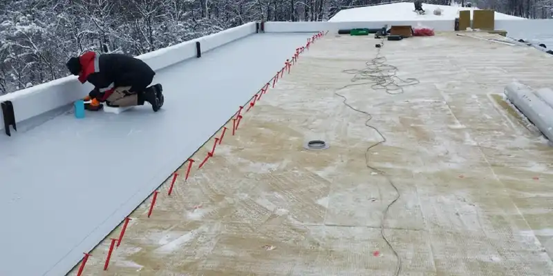 Раскатка ПВХ мембраны на кровле
